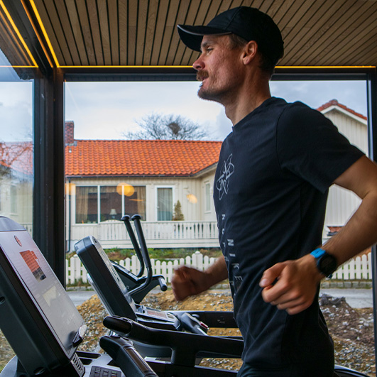 Henrik Ingebrigtsen løper på tredemølle fra Sportsmaster