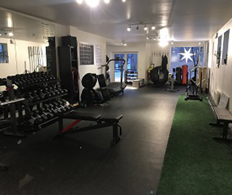 SM Training Kirkenes treningssenter med kunstgress og treningsapparater